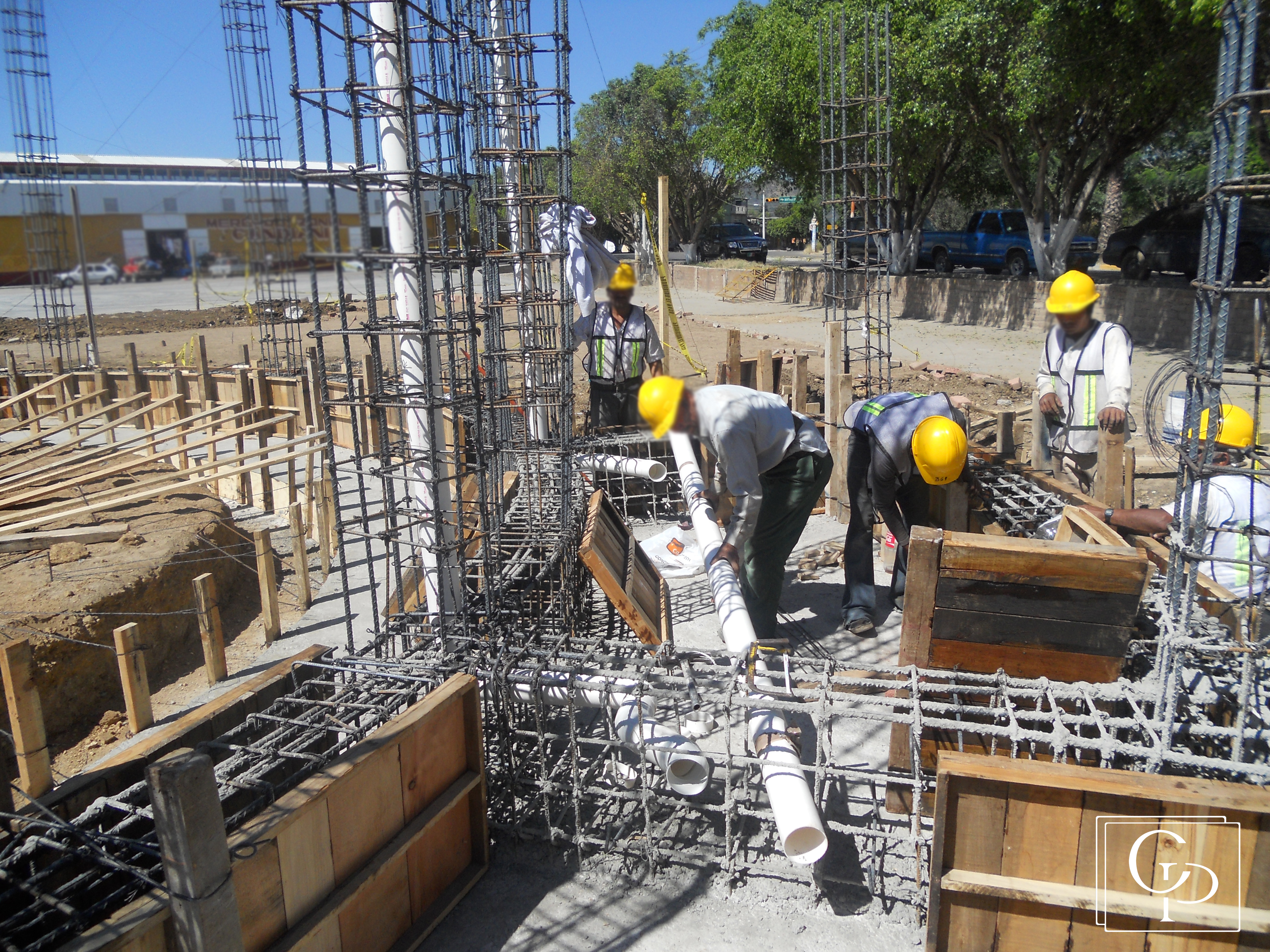 Equipo de construcción trabajando en proyecto